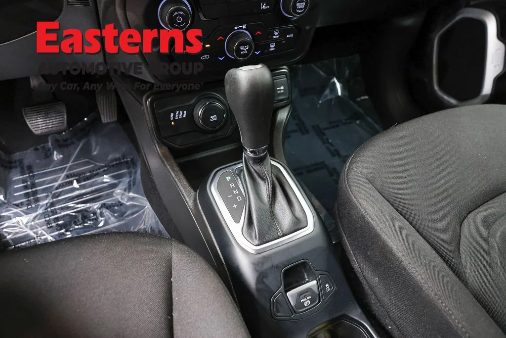 Used 2021 Red Jeep Latitude image 12