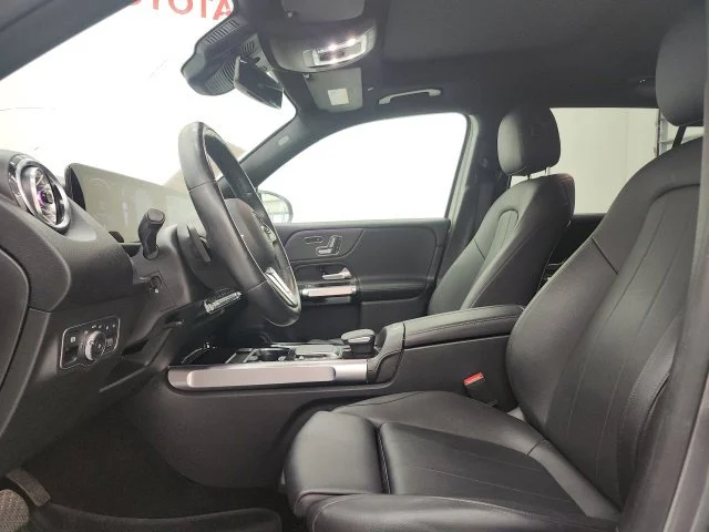 Used 2023  Mercedes-Benz GLB 250 image 14