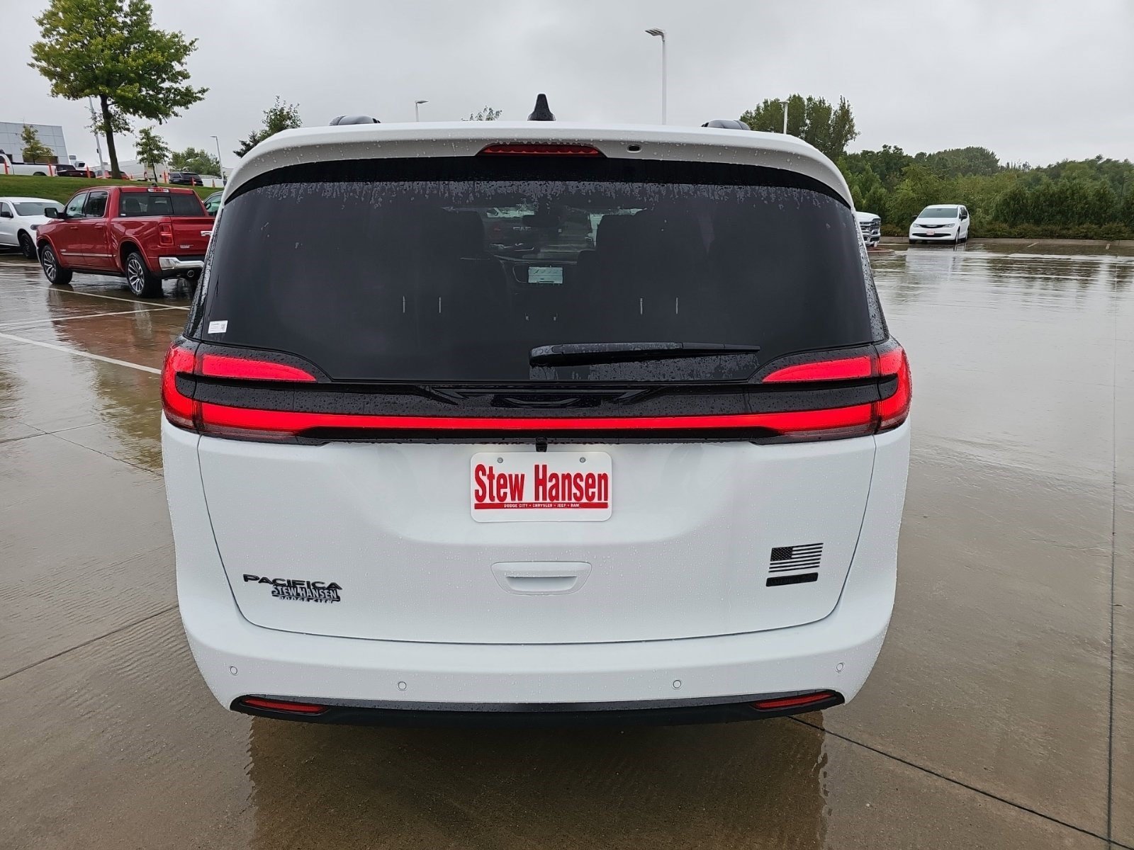 New 2027 Bright White Clearcoat Chrysler Select image 4