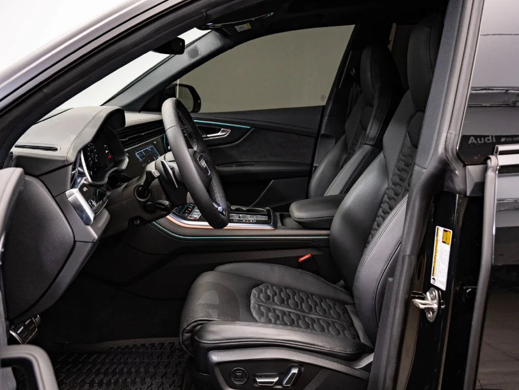 Used 2025 Mythos Black Metallic Audi 4.0T image 22