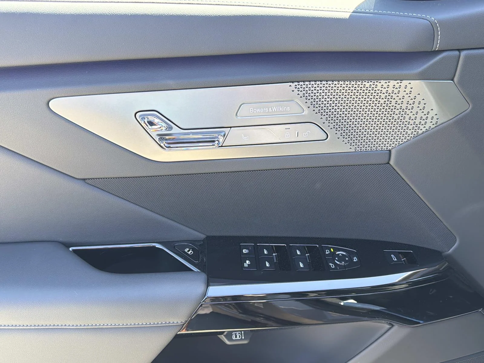 New 2027 Oxide Grey Metallic BMW 740i image 27