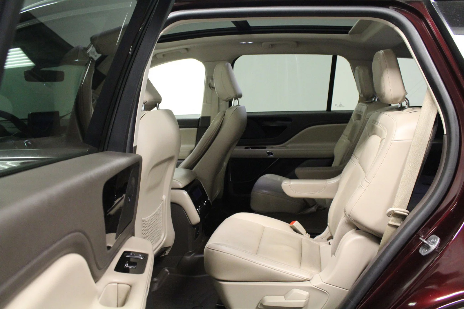 Used 2022 Burgundy Velvet Metallic Tinted Clearcoat Lincoln Reserve image 13