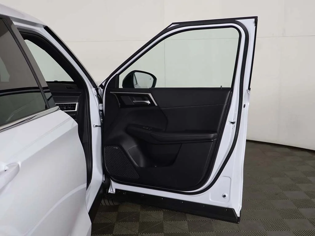 New 2026 White Mitsubishi LE image 21