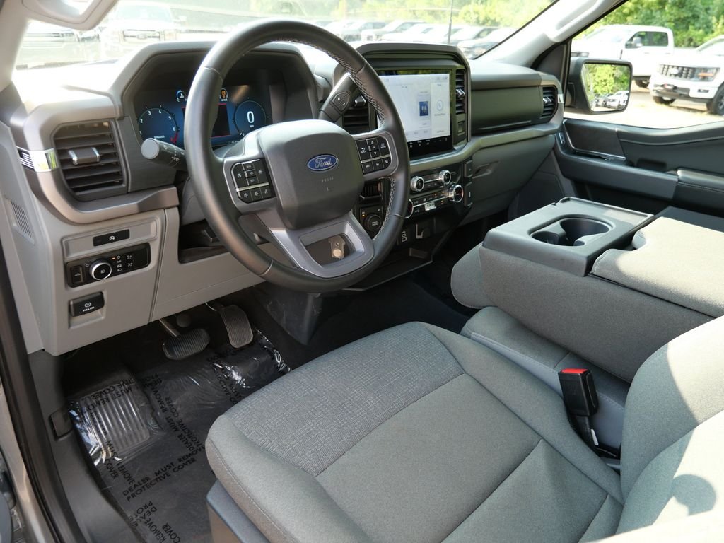 Used 2025 Silver Ford XLT image 3