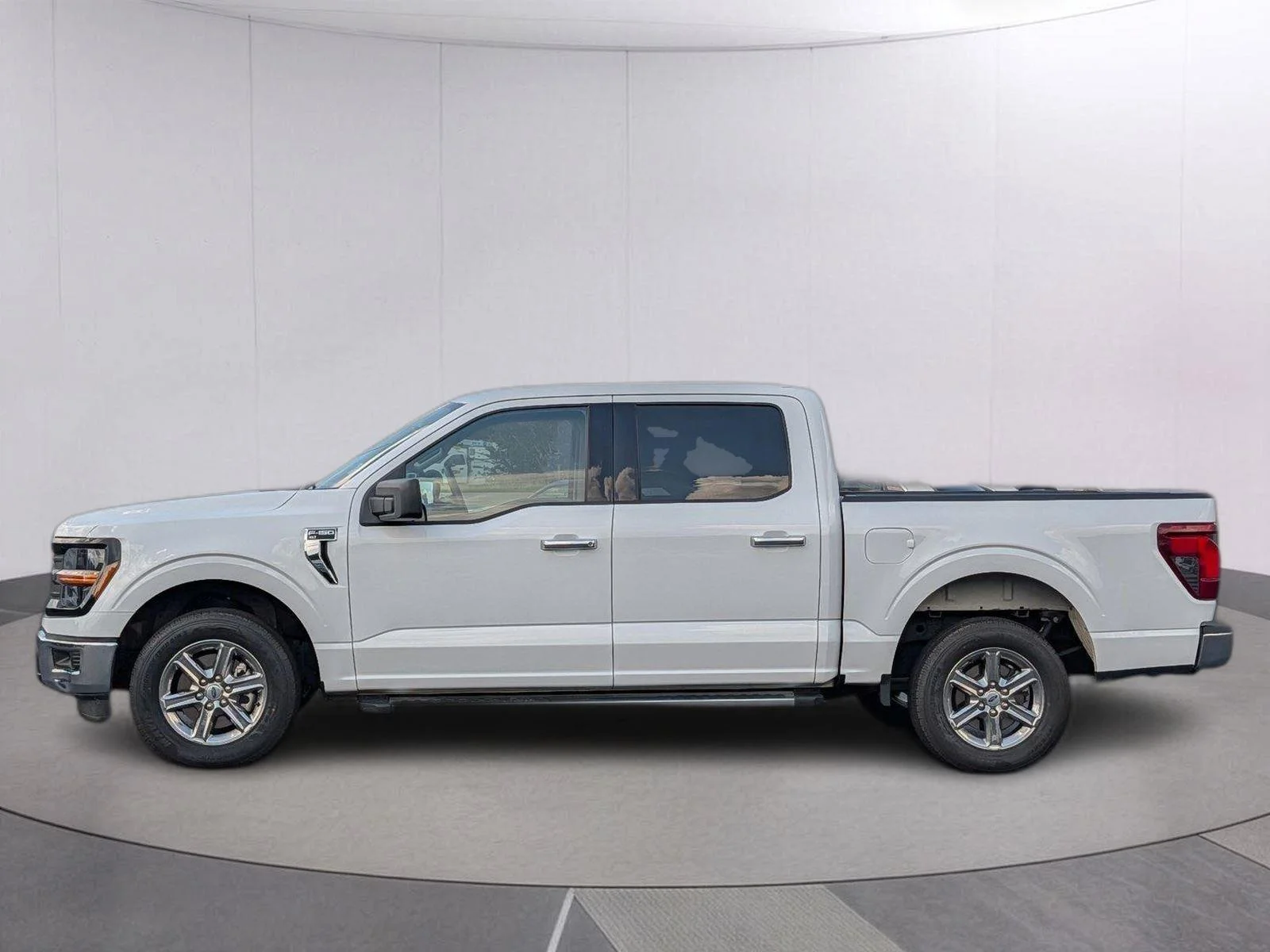 Used 2025 Oxford White Ford XLT image 2