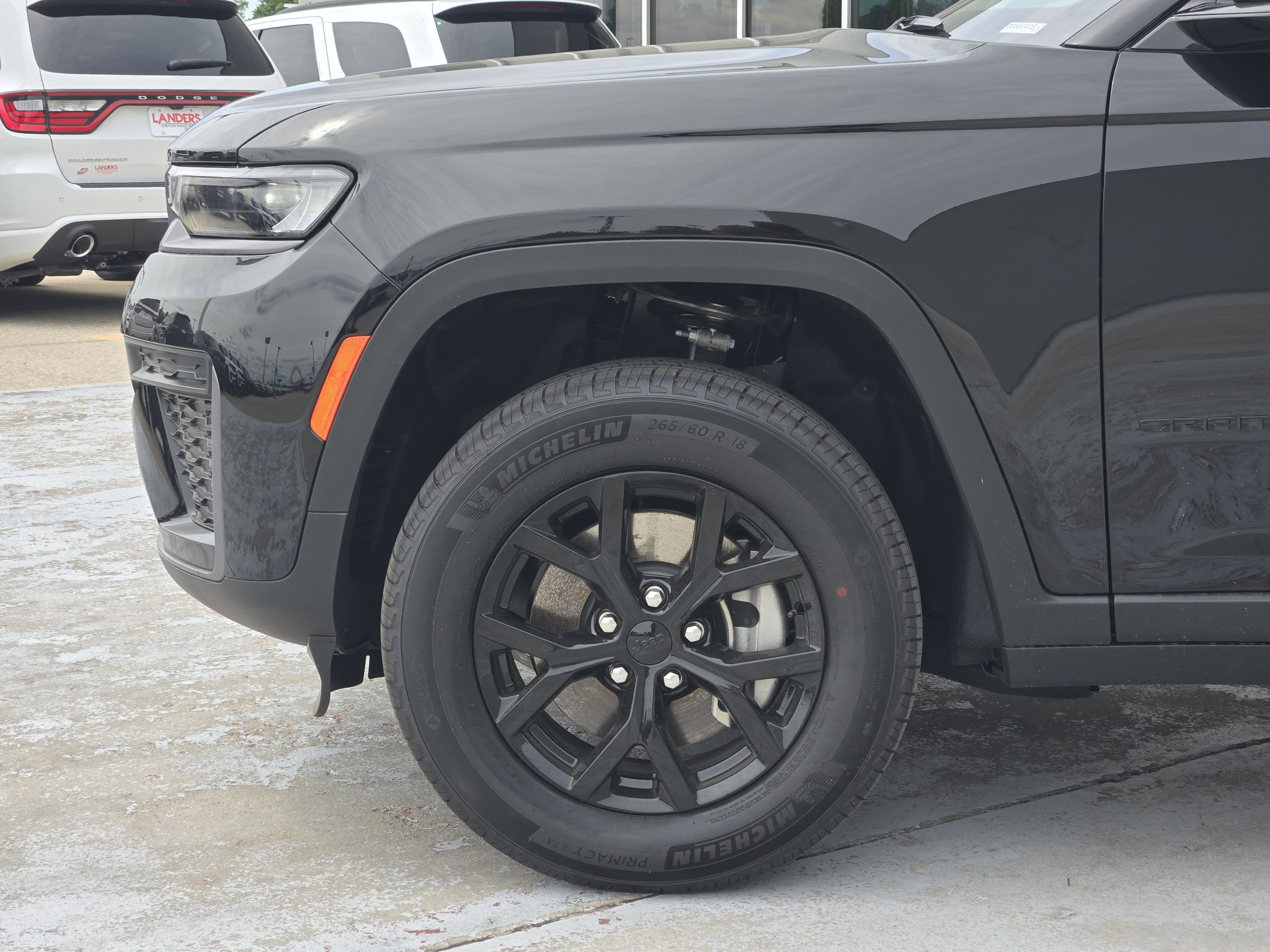 New 2026 Diamond Black Crystal Pearl-Coat Exterior Paint Jeep Laredo Altitude image 6