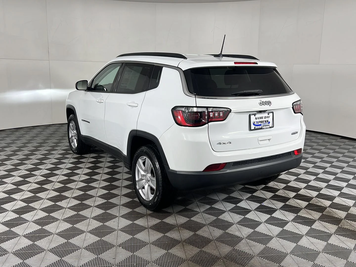 Used 2022 Bright White Clearcoat Jeep Latitude image 27