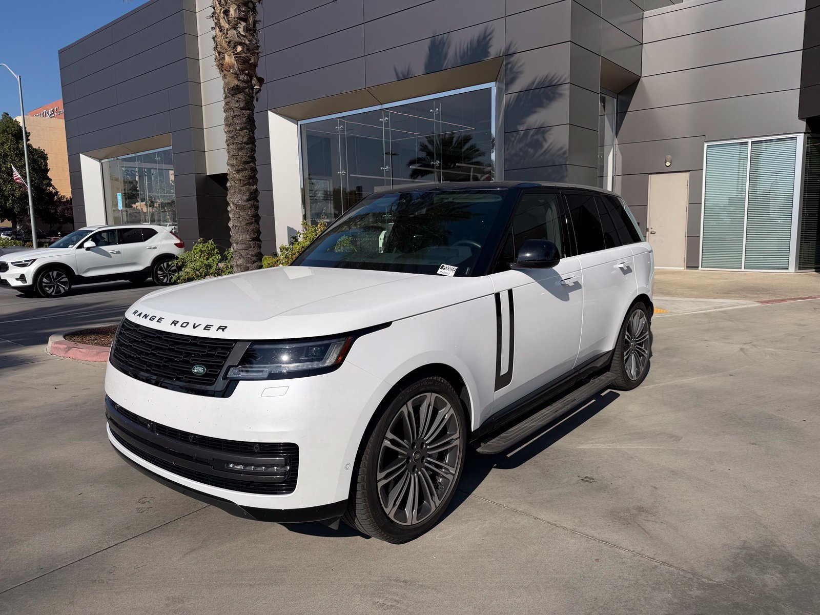 Used 2024 Beige Land Rover SE image 1