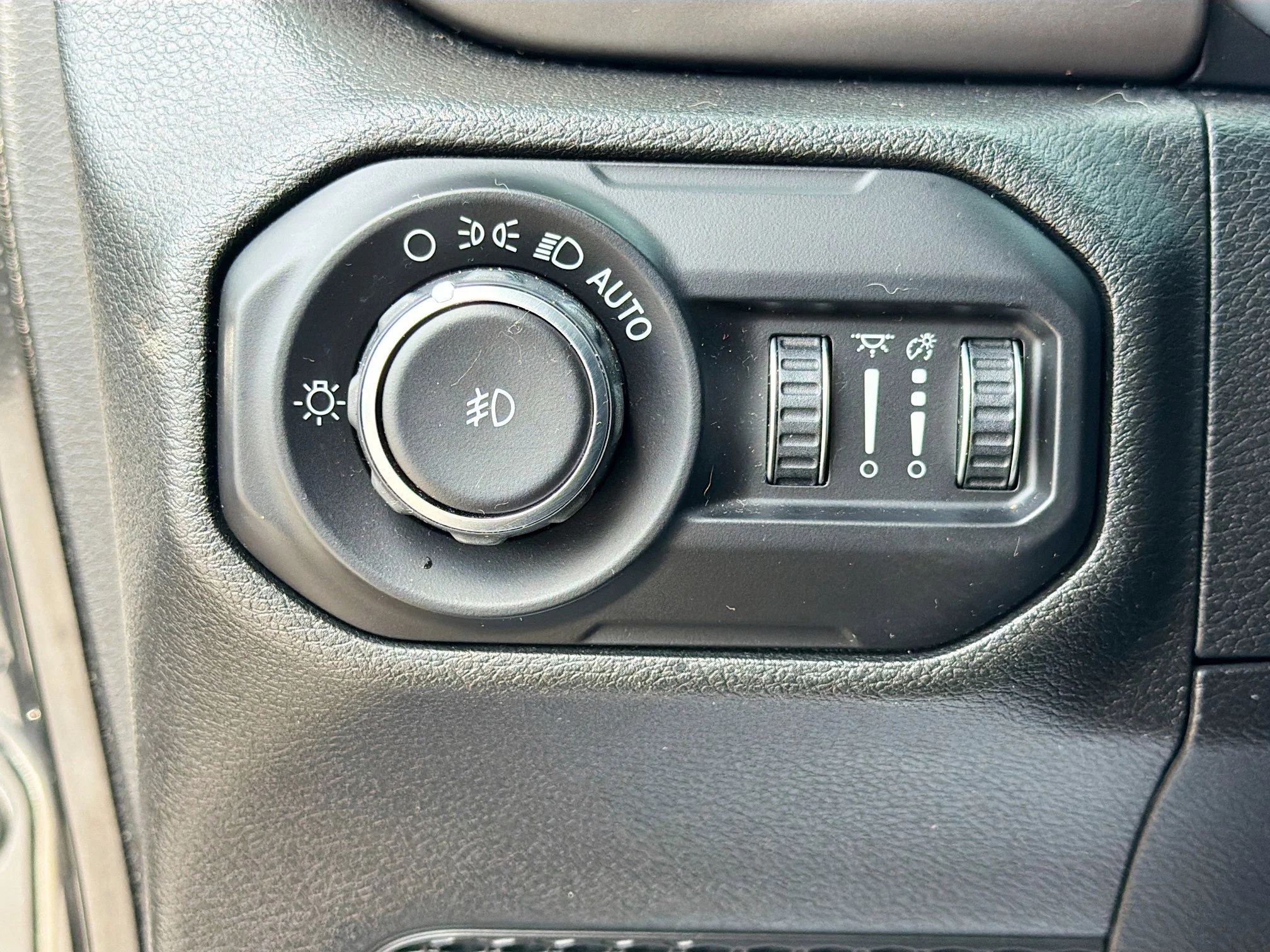 Used 2019 Black Clearcoat Jeep Sport S image 33