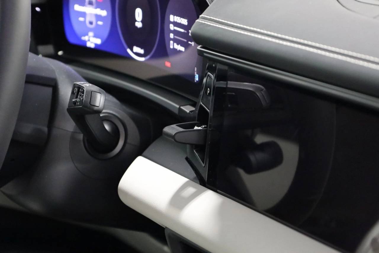 2025 Porsche Macan Turbo Electric - Photo 21