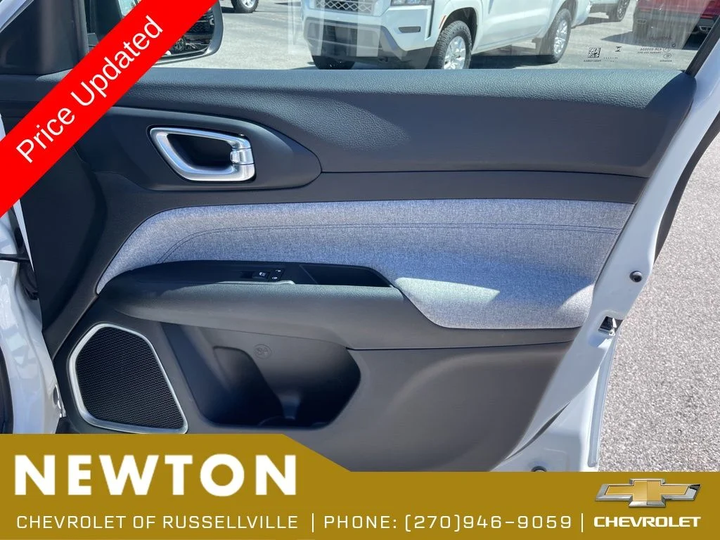 Used 2025 Bright White Clearcoat Jeep Latitude image 29