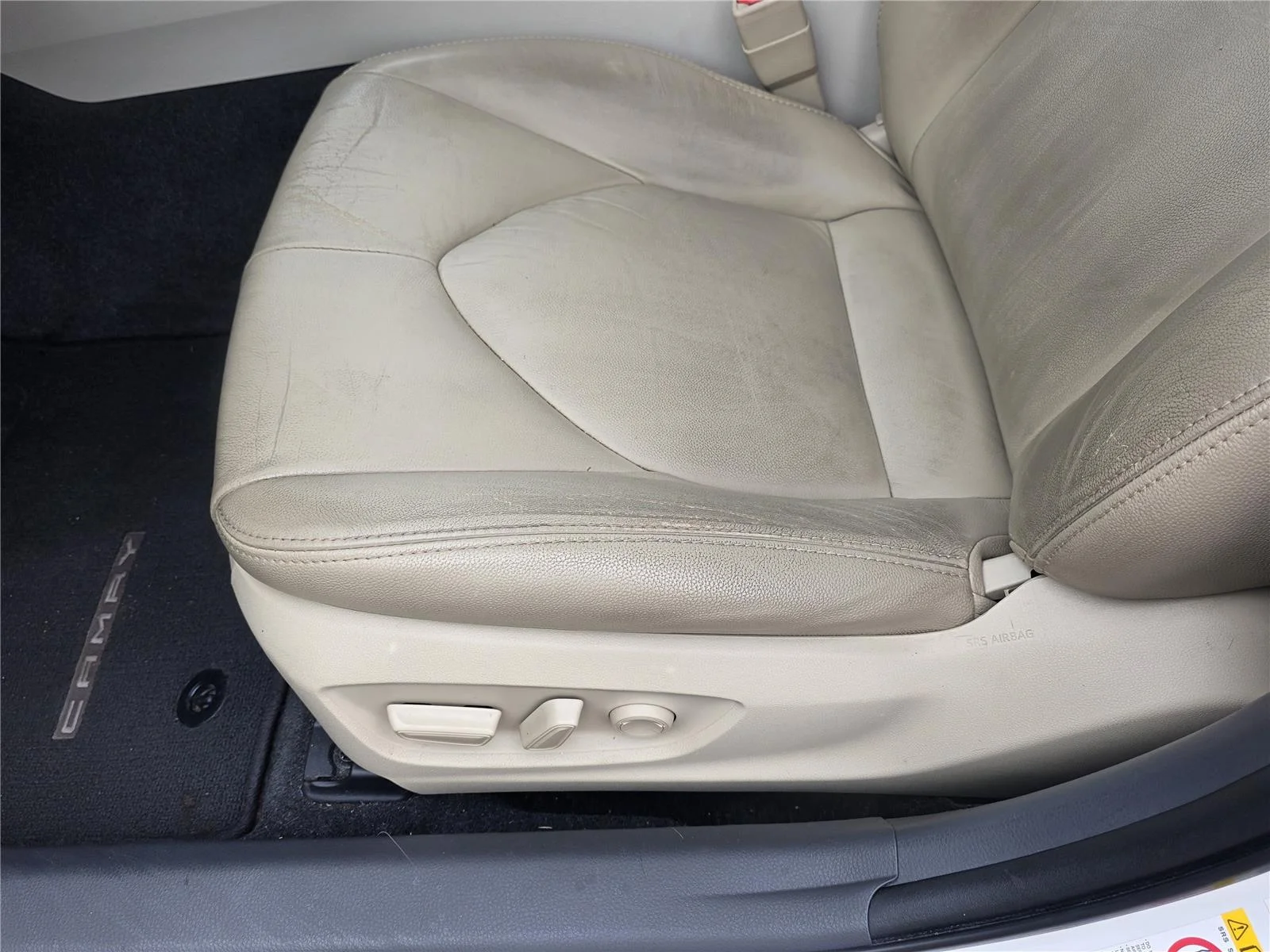 Used 2018 Super White Toyota LE image 26