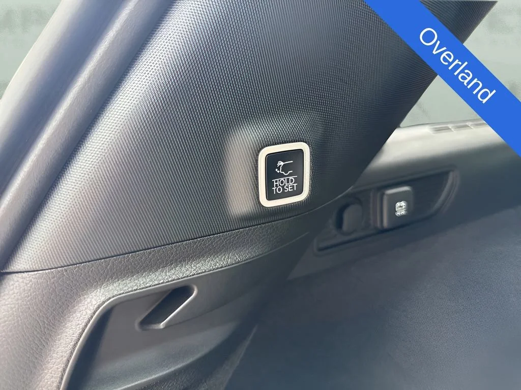Used 2025  Jeep Overland image 14