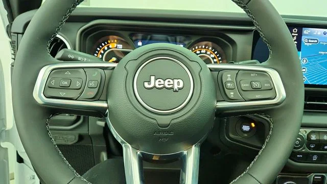 New 2026 Bright White Clear-Coat Exterior Paint Jeep Sahara image 22