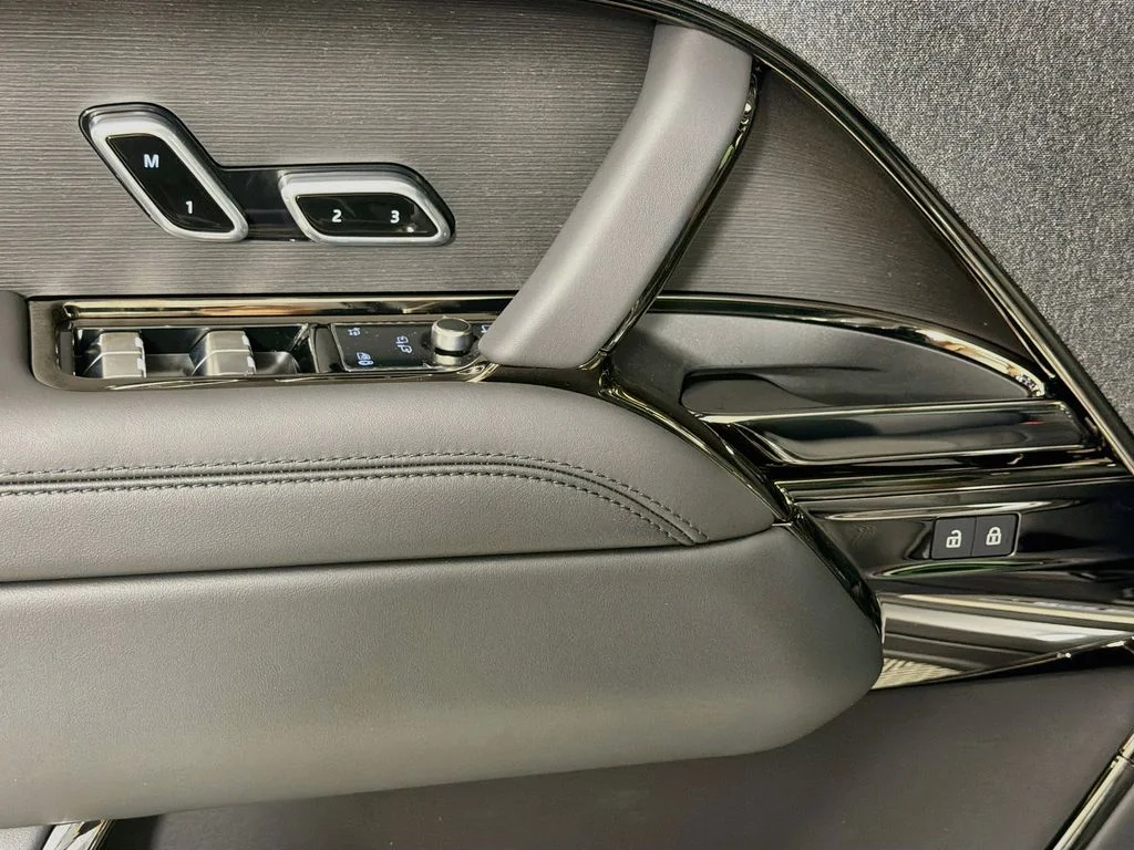 New 2027 Carpathian Grey Prem Met Land Rover Dynamic SE image 18