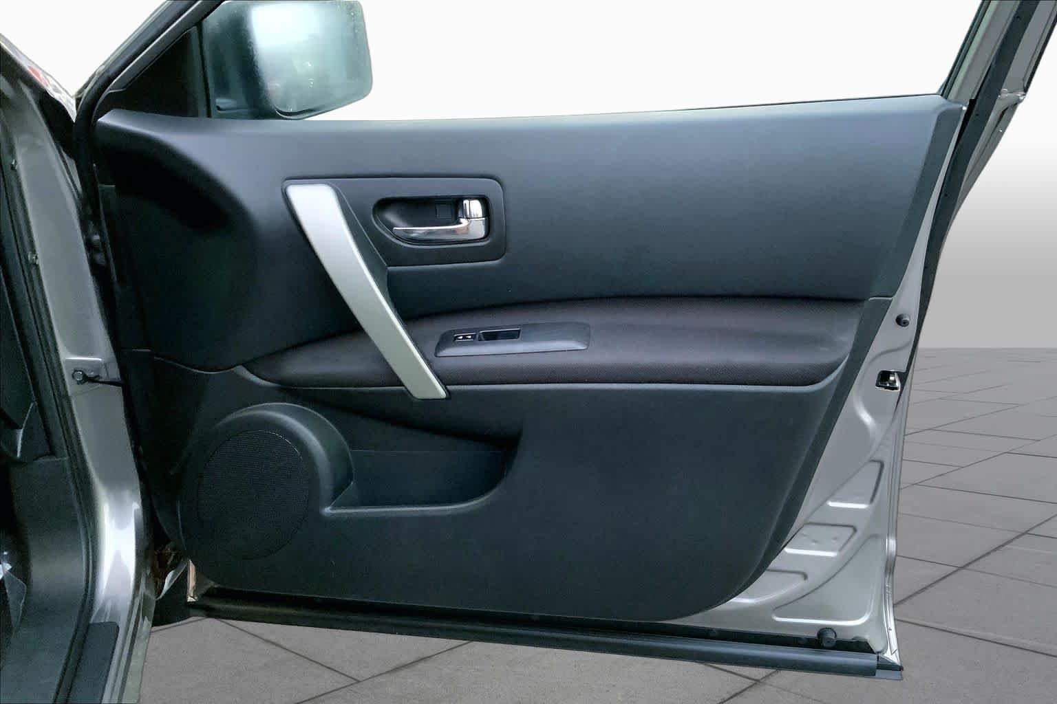 Used 2015 Platinum Graphite Nissan S image 22