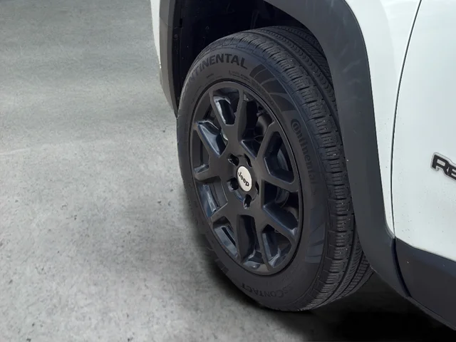Used 2023 White Jeep Latitude image 31