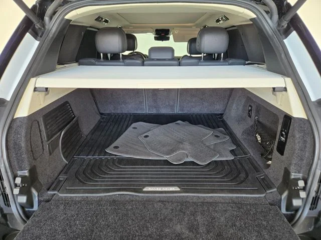 Used 2023 White Land Rover SE image 14
