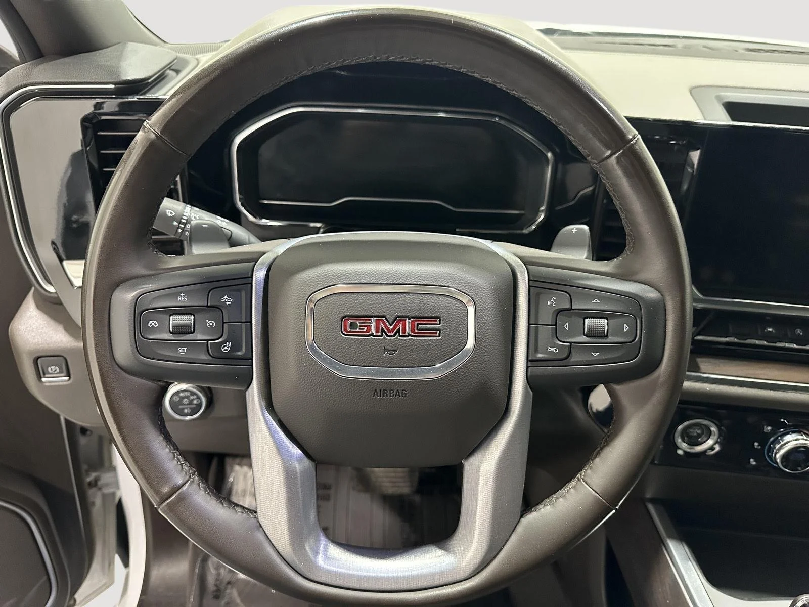 Used 2023 WHITE FROST TRICOAT GMC SLT image 9