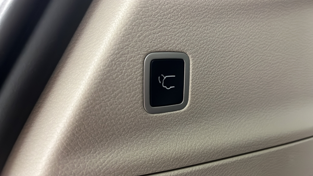 Used 2024 Brilliant Black Crystal Pearlcoat Chrysler Touring L image 29