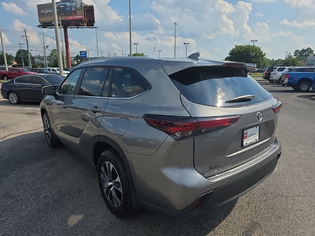 Used 2025  Toyota XLE image 7
