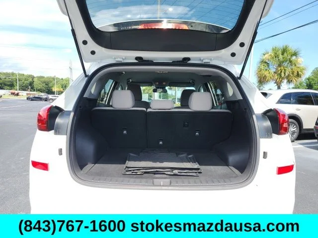Used 2020 White Hyundai SE image 21