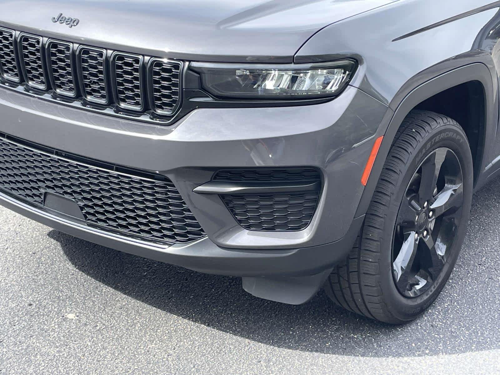 Used 2023 Baltic Gray Metallic Clearcoat Jeep Altitude image 14