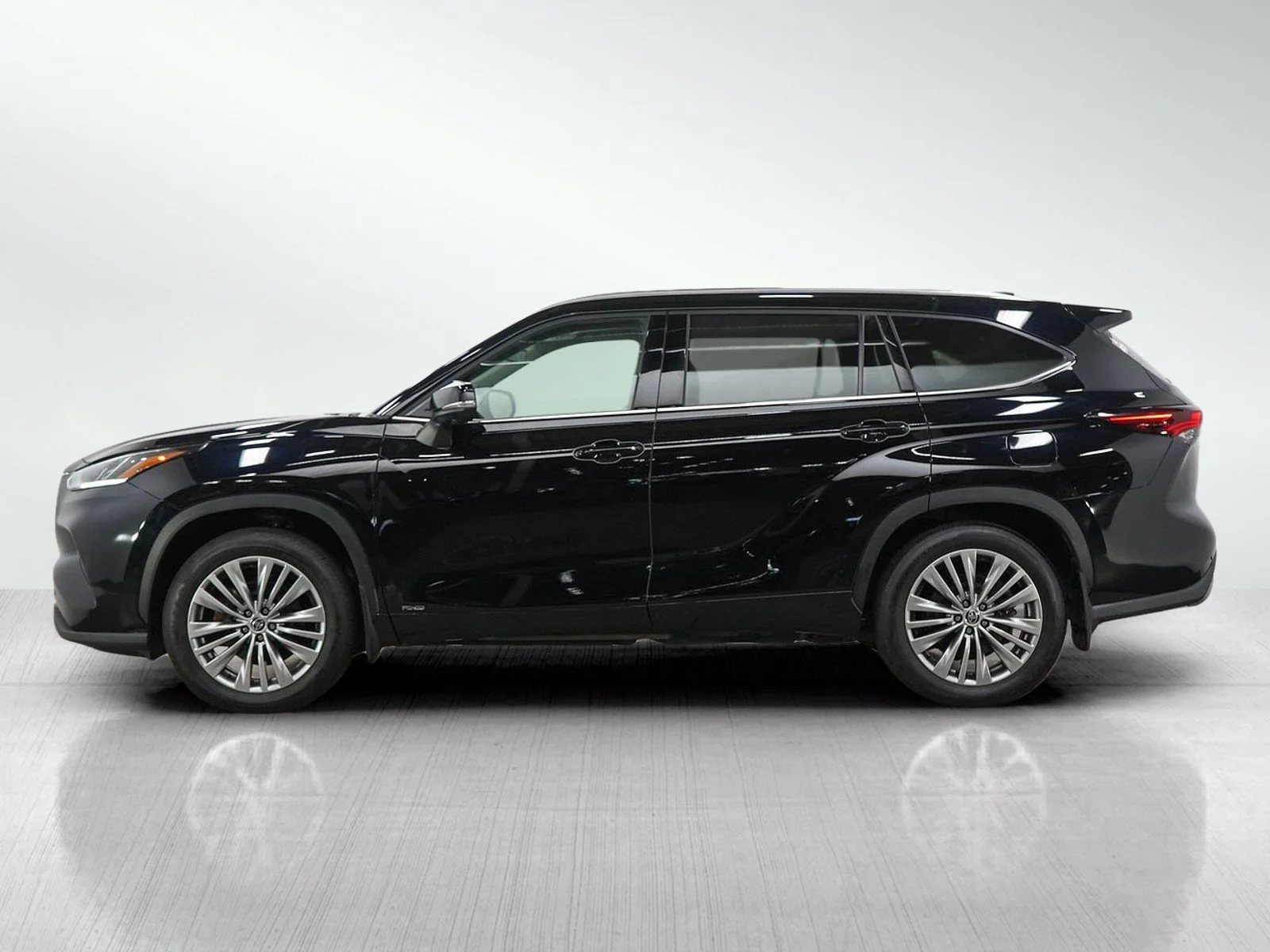 Used 2025 Toyota Highlander Platinum with VIN 5TDEBRCH3SS679669 for sale in Roseville, Minnesota