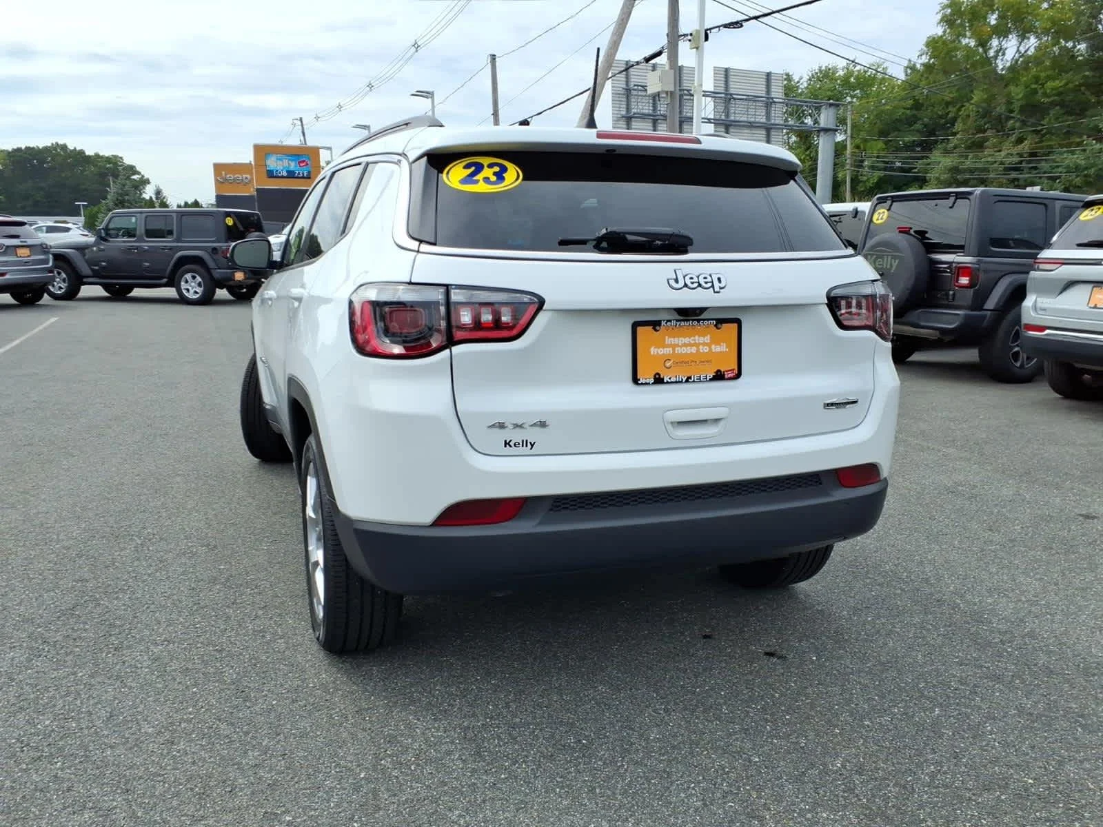 Certified Used 2023 Bright White Clearcoat Jeep Latitude Lux image 10