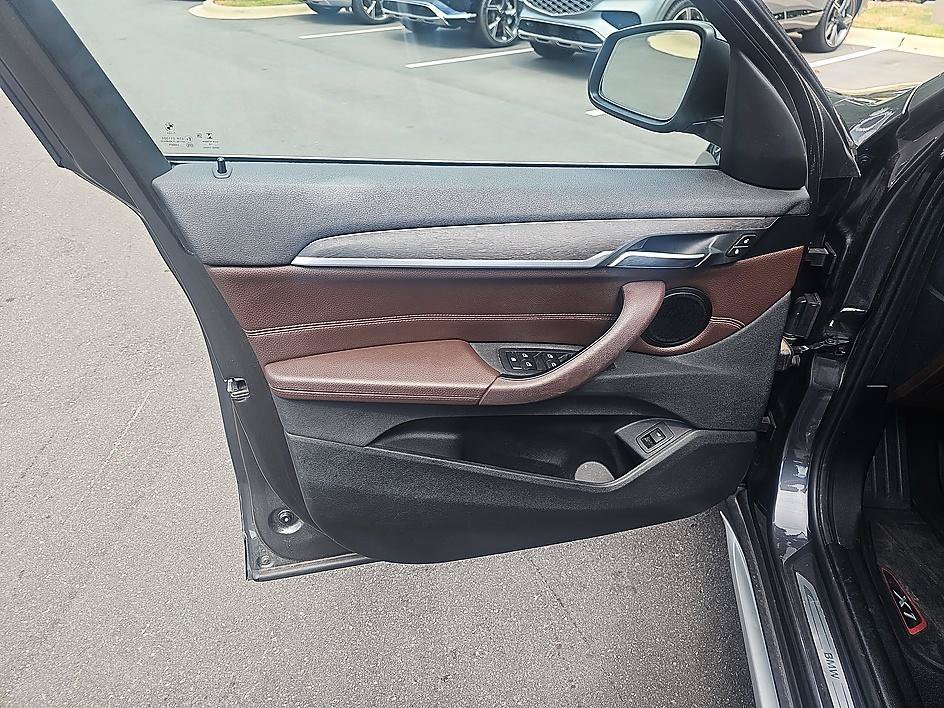 Used 2020 Mineral Gray Metallic BMW sDrive28i Premium image 9