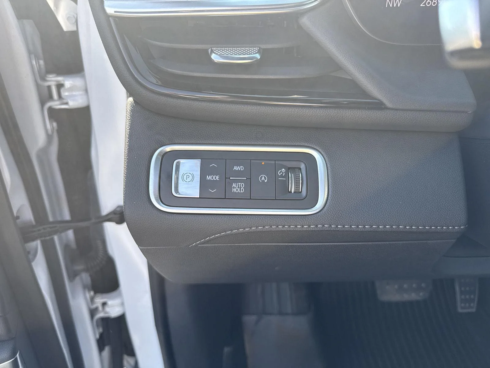 Used 2025 White Frost Tricoat Buick Avenir image 25