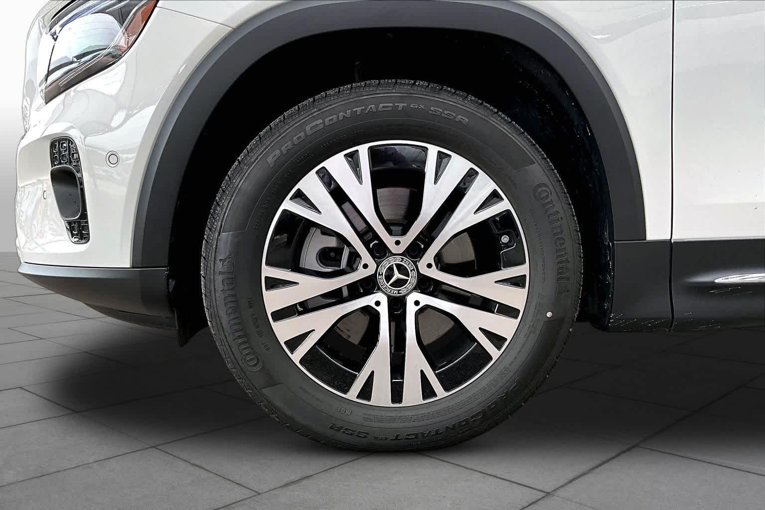 Certified Used 2025 Polar White Mercedes-Benz GLB 250 image 11