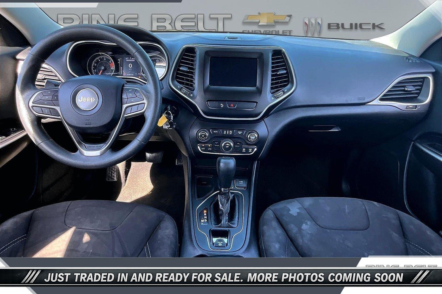 Used 2020 Silver Jeep Latitude FWD image 13