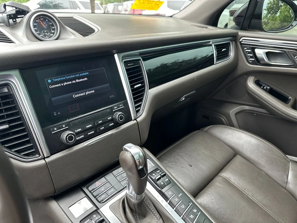 Used 2018  Porsche Base image 24