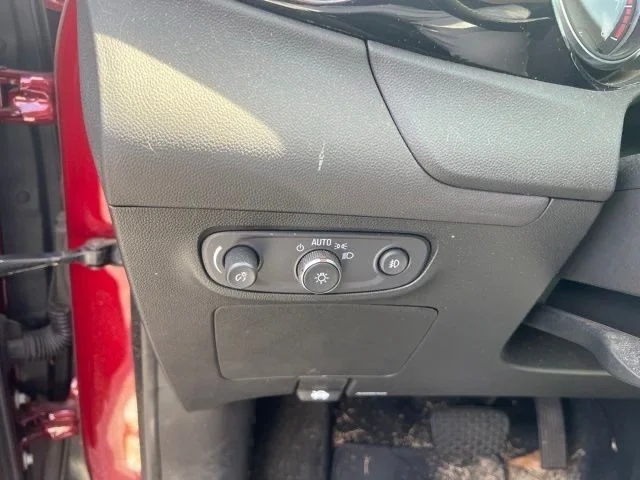 Used 2023  Buick Select image 12