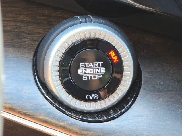 Used 2025 Diamond Black Crystal Pearlcoat Jeep Base image 21