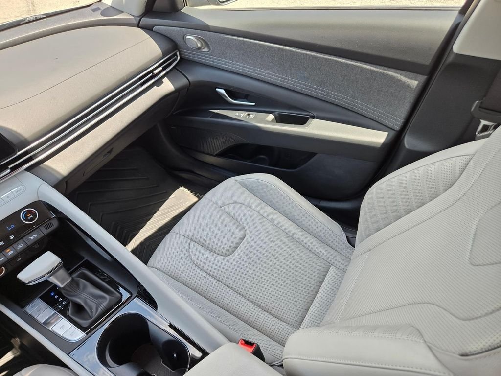 2025 Hyundai Elantra Limited - Photo 19