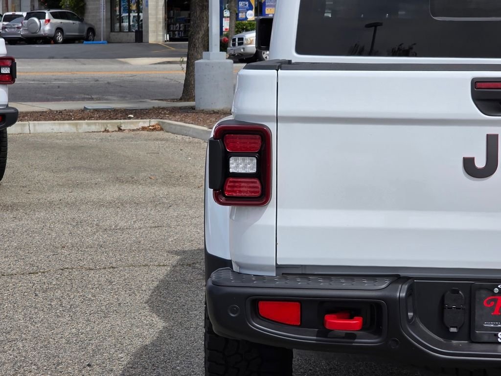 New 2026 Bright White Clear-Coat Exterior Paint Jeep Rubicon X image 6