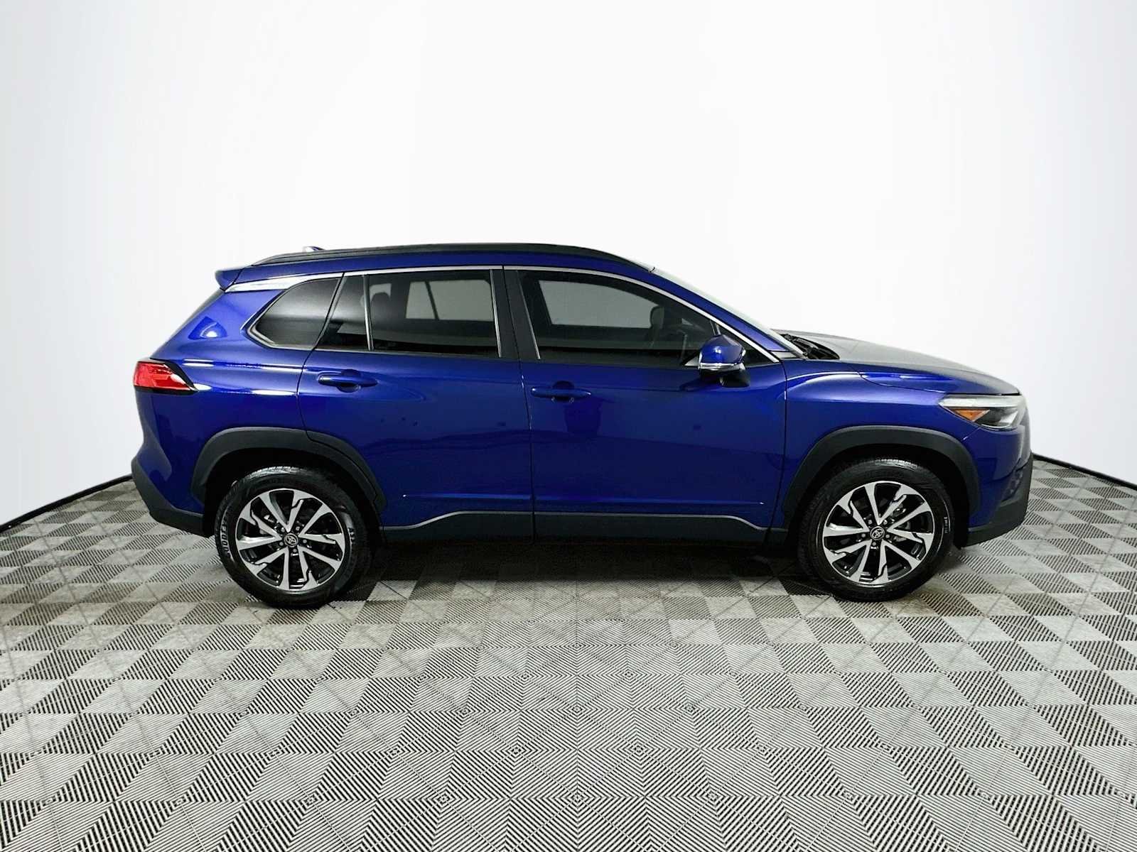 Used 2022 Blue Crush Metallic Toyota XLE image 8
