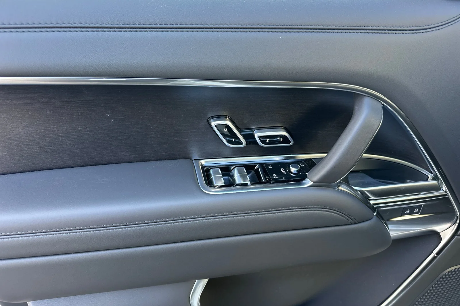 New 2026 Fuji White Land Rover SE image 11