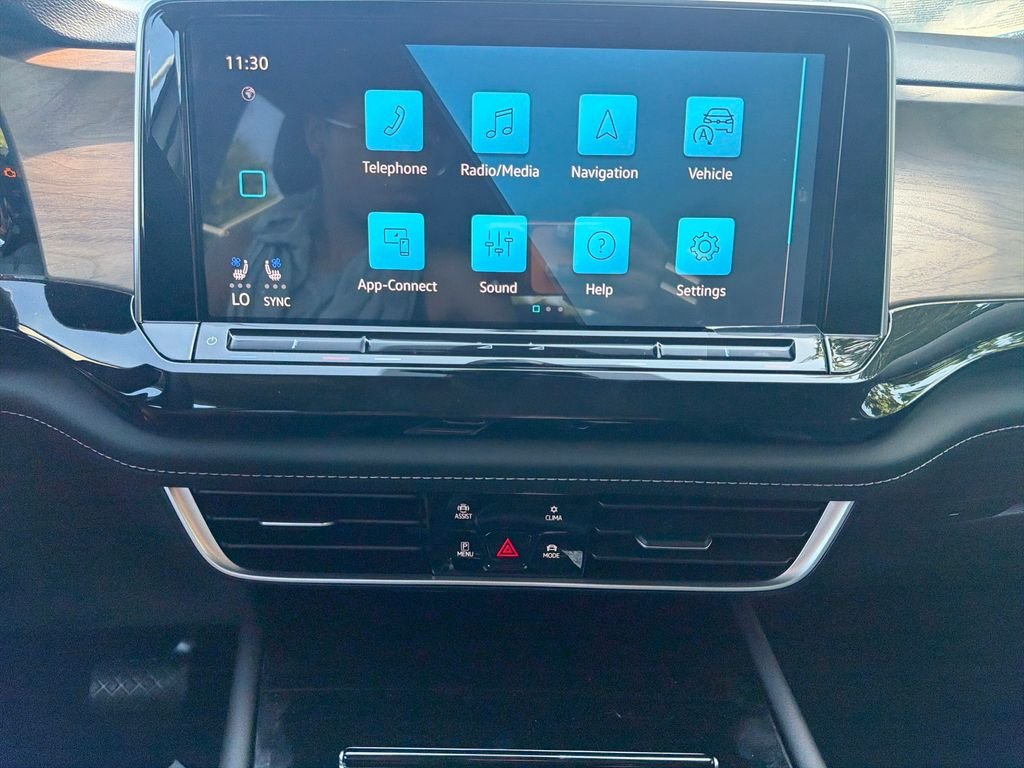 Used 2026 White/off-white Volkswagen SE w/Technology image 18