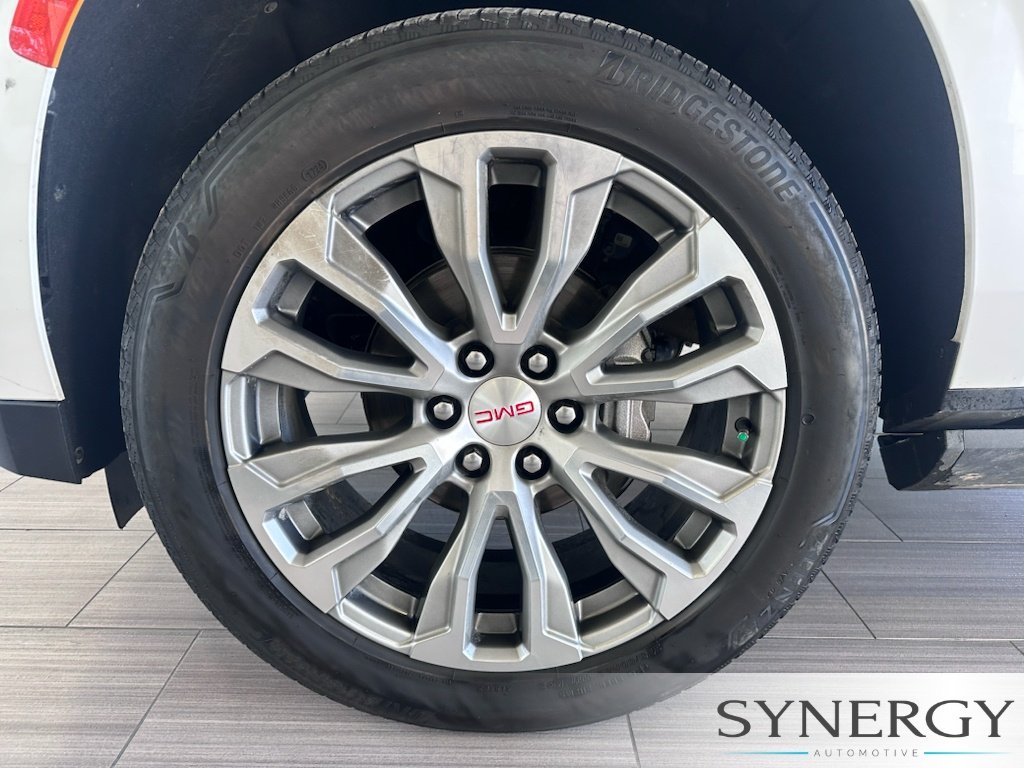 Used 2021 White Frost Tricoat GMC Denali image 12