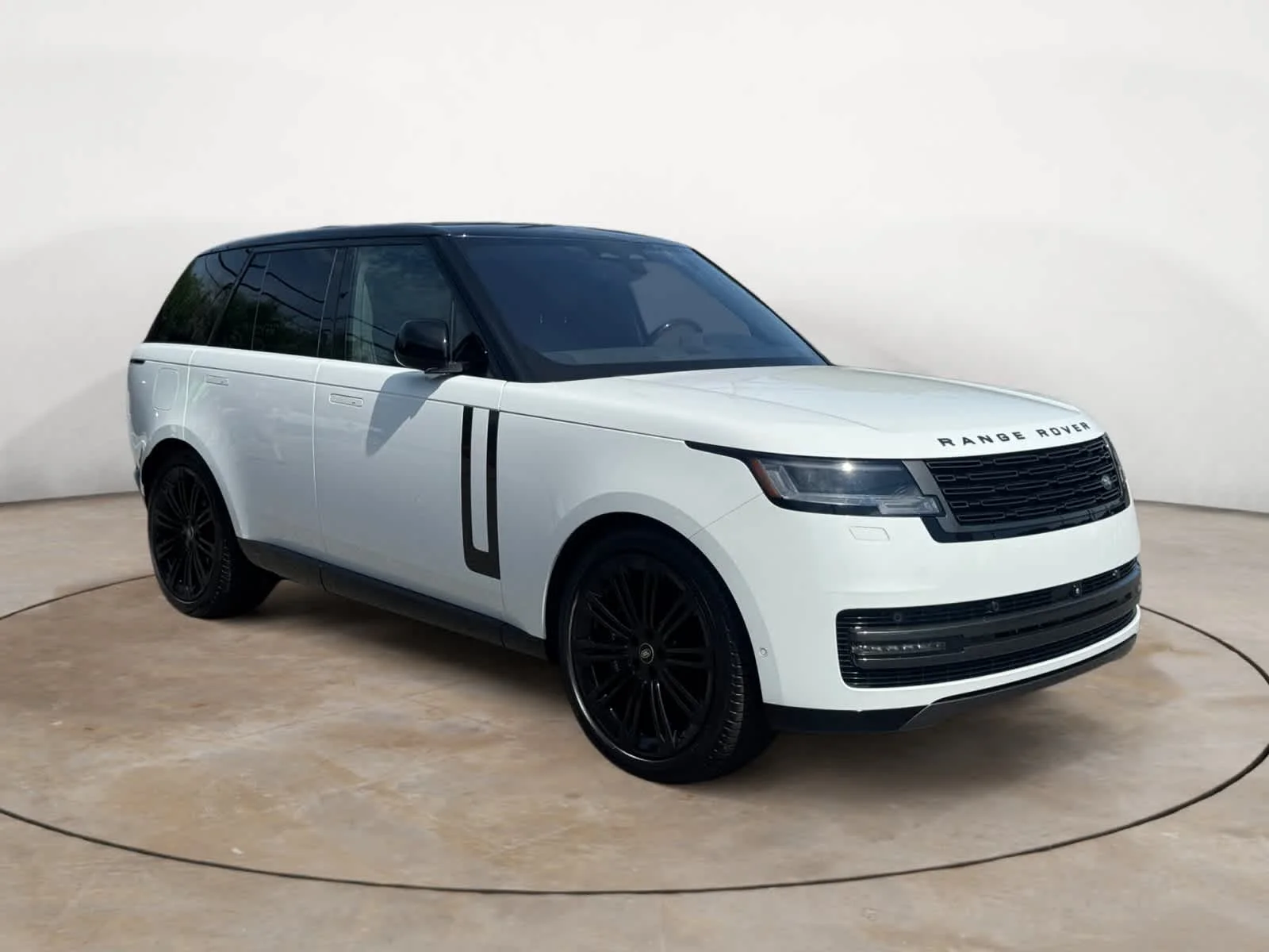 Certified Used 2023 Fuji White Land Rover P530 SWB image 7