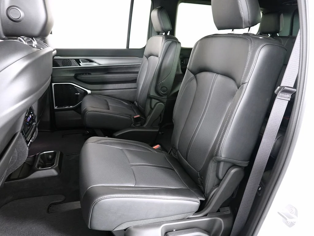 New 2026 Bright White Clear-Coat Exterior Paint Jeep Limited Altitude image 15