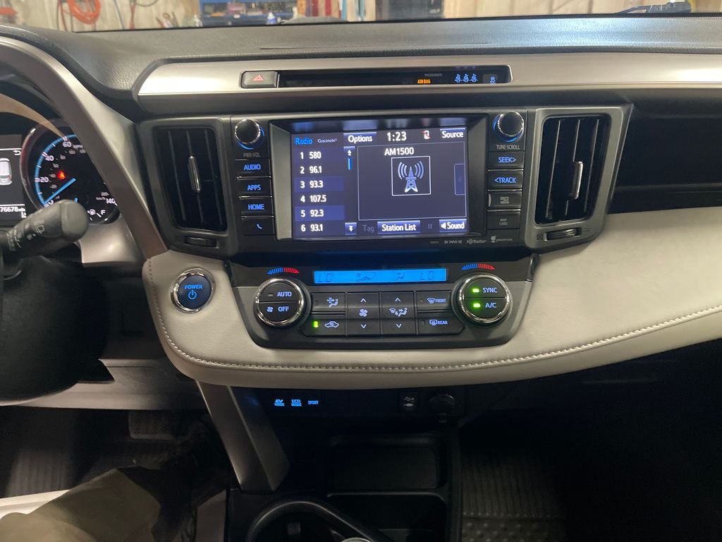 Used 2017 Silver Toyota XLE image 18