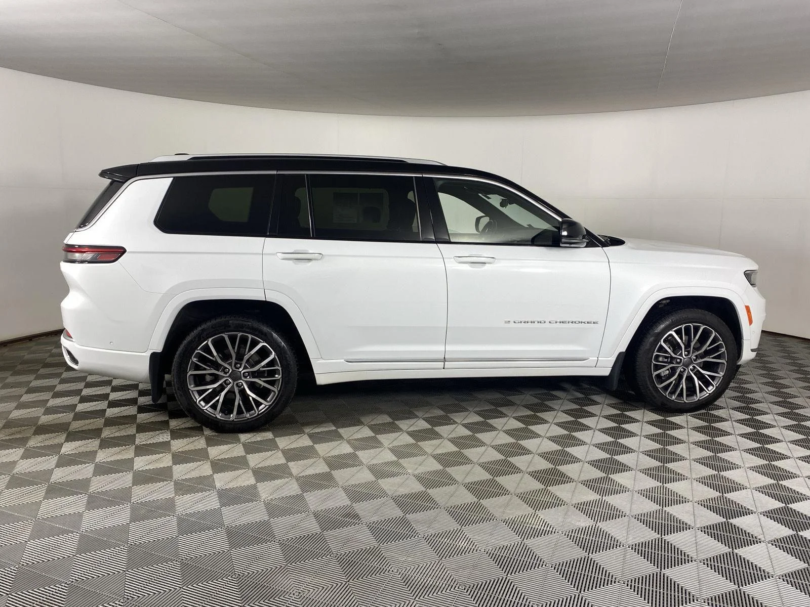 Used 2022 Bright White Clearcoat Jeep Summit Reserve image 8
