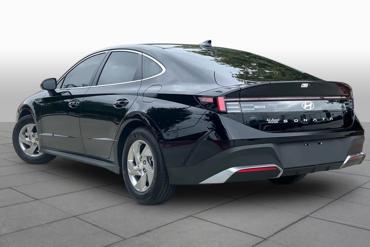 Used 2025 Abyss Black Hyundai SE image 11