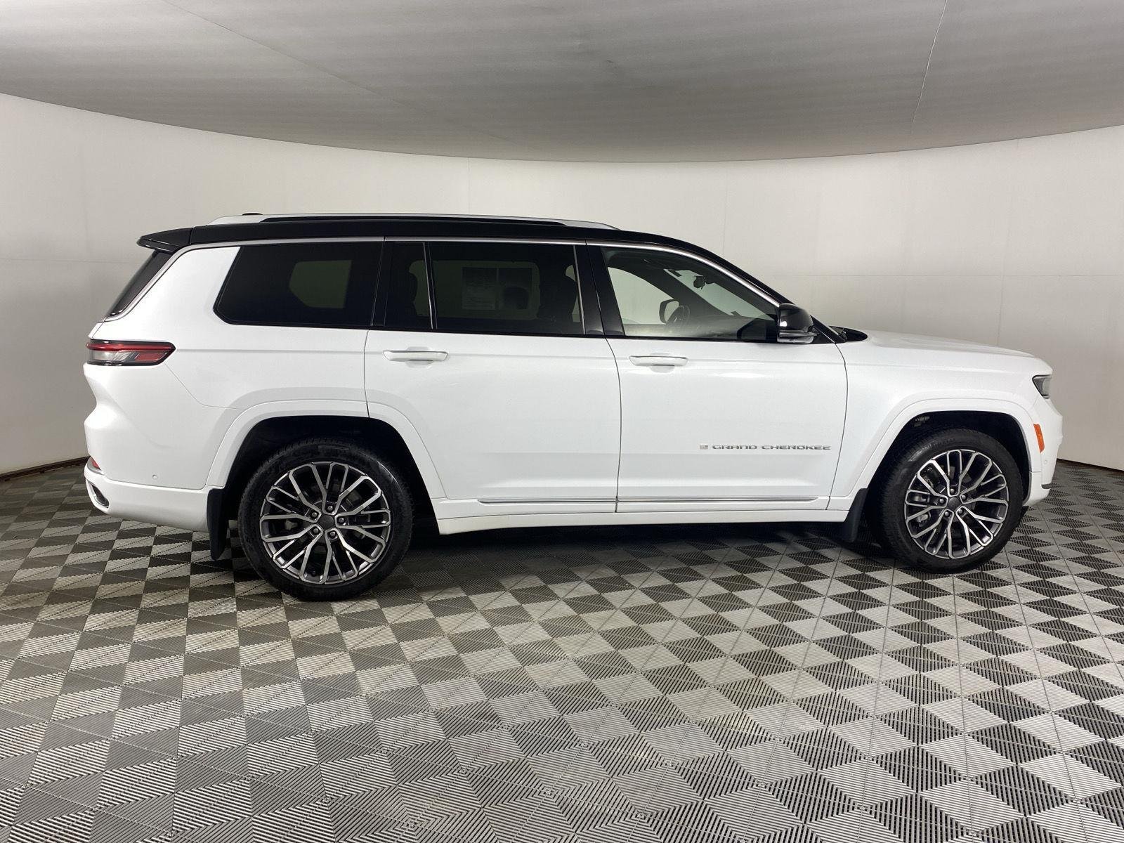 Used 2022 Bright White Clearcoat Jeep Summit Reserve image 8