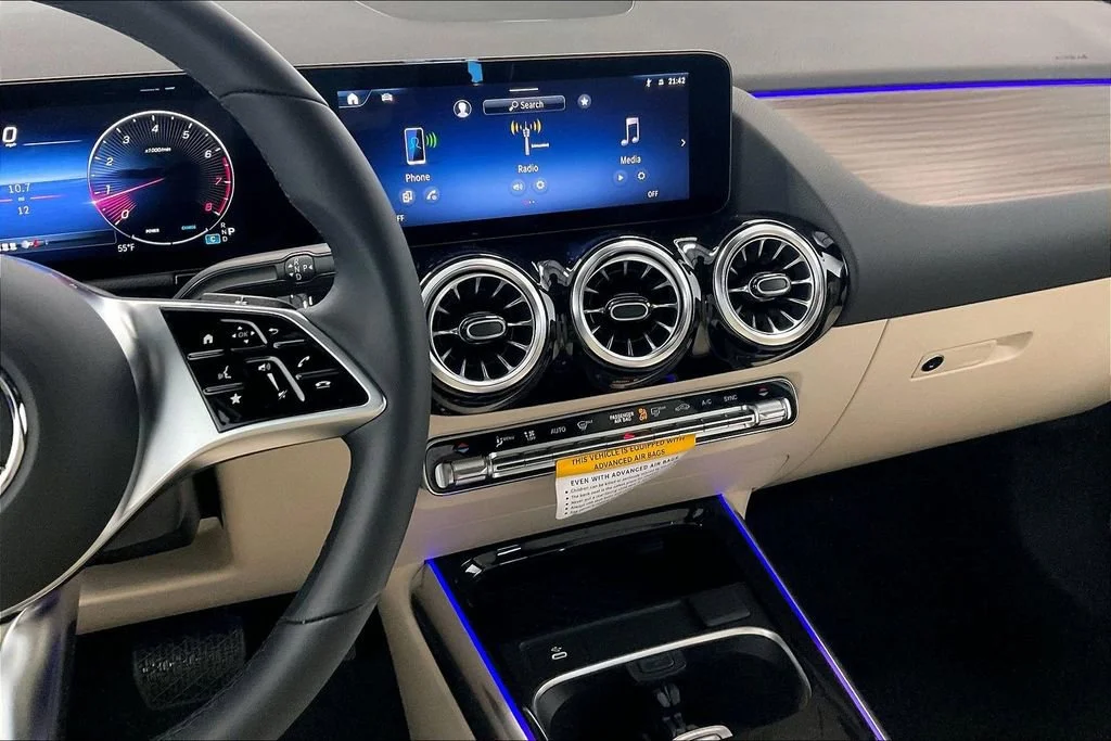 New 2026 Polar White Mercedes-Benz GLA 250 image 18