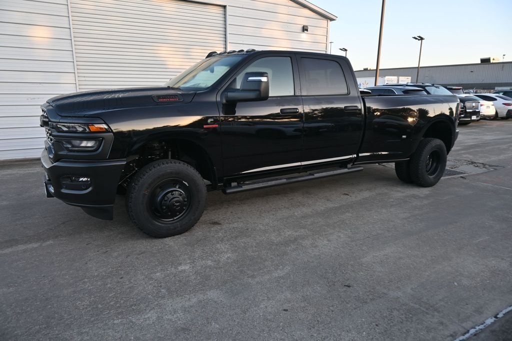 New 2026 Diamond Black Crystal Pearl-Coat Exterior Paint RAM Tradesman image 13